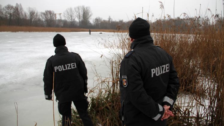 Gefährlicher Leichtsinn: Polizei holt zwei Eisangler in Rostock von Warnow