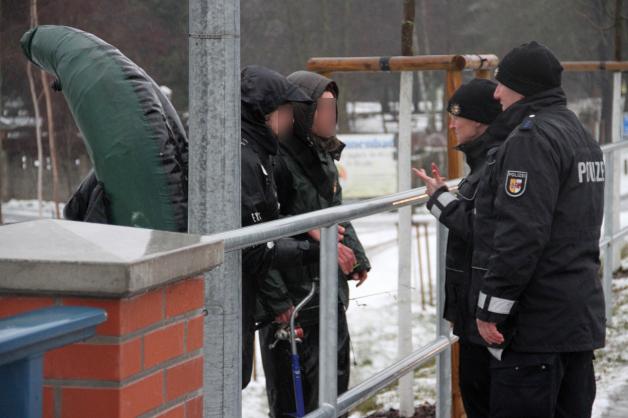 Gefährlicher Leichtsinn: Polizei holt zwei Eisangler in Rostock von Warnow