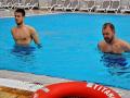 Entspannung im Pool? Nicht für Physiotherapeut Tobias Hamann (rechts) – er nutzt das beheizte Schwimmbecken für Übungen mit Defensivmann Tommy Grupe.  Fotos: Peter Richter  