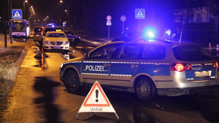 Fußgängerin stirbt in Rostock bei Zusammenstoß mit Taxi Fußgängerin stirbt in Rostock bei Zusammenstoß mit Taxi