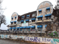 Das Strandhotel in Zippendorf ist der Schandfleck der Promenade. Doch das markante Gebäude soll erhalten bleiben. Mehrere Investoren sind daran aber schon gescheitert.  Fotos: Klawitter (6) 