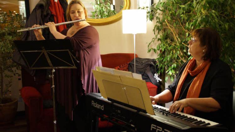Mit Querflöte und Piano lockten Ulrike Kunzmann (l.) und Sabine Tkaczick (r.) die Rostocker an. Fotos: Christine Zimmermann 