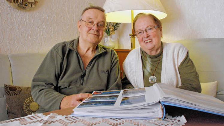 Seit 1977 leben Walter (83) und Christa (81) Lindow in ihrer heutigen Wohnung. Sie lieben es, zu reisen – zuletzt per Bus nach Norwegen. Fotos: Torben Hinz/nicp 