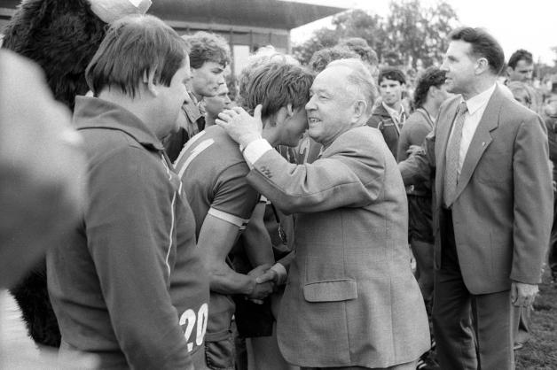 Das System funktionierte doch: Erich Mielke gratuliert Andreas Thom zu DDR-Meisterschaft 1987.