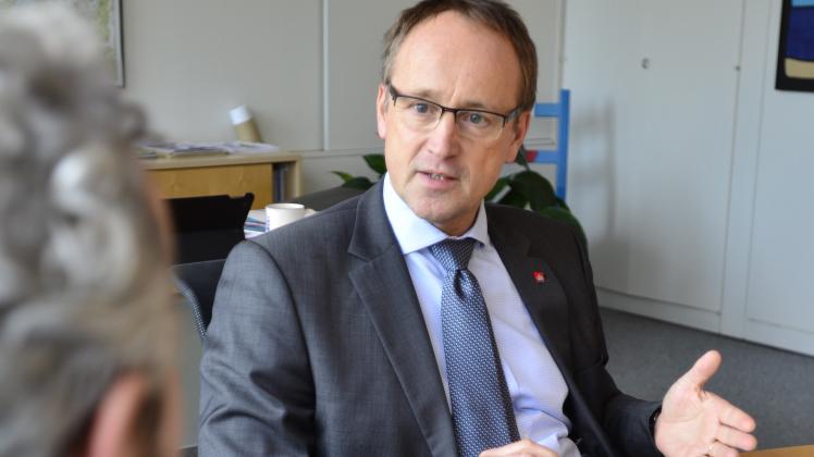 „Wenn man mir sagt, wie viele Flüchtlinge kommen, kann ich sagen wie viel sie die Stadt kosten“: Bürgermeister Volker Hatje in seinem Büro im Gespräch mit EN-Redakteur Knuth Penaranda.