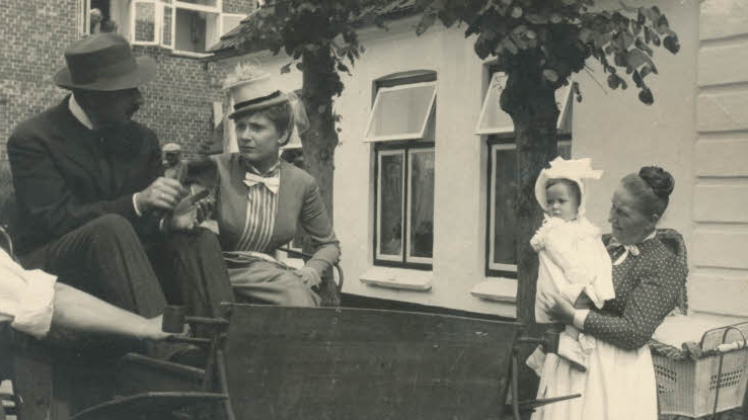 Ruth Leuwerik und Bernhard Wicki (l.) in einer Kutsche vor dem Magnussen-Haus an der Norderstraße.   
