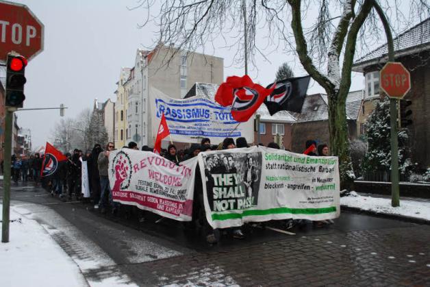 Vom Postparkplatz an der Friedrichstraße zogen zirka 300 Gegendemonstranten aus der linken Szene Richtung Böcklersiedlung. Dort begleiteten sie mit Pfiffen und lauten Rufen die Reden der Neonazis. Vom Postparkplatz an der Friedrichstraße zogen zirka 300 Gegendemonstranten aus der linken Szene Richtung Böcklersiedlung. Dort begleiteten sie mit Pfiffen und lauten Rufen die Reden der Neonazis.