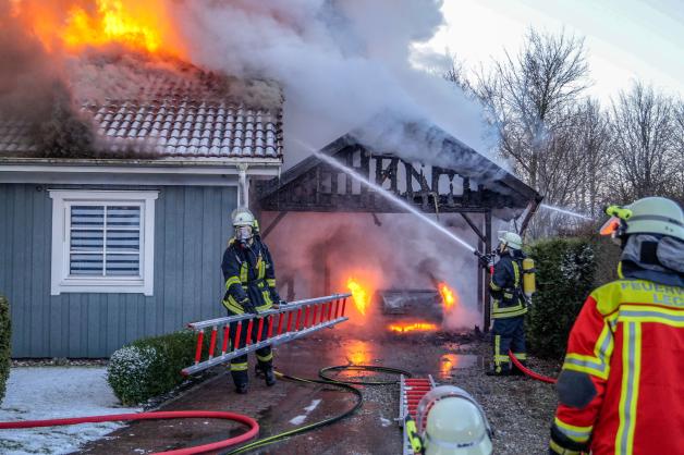 Die Feuerwehr kann das Holzhaus nicht retten. Die Feuerwehr kann das Holzhaus nicht retten.