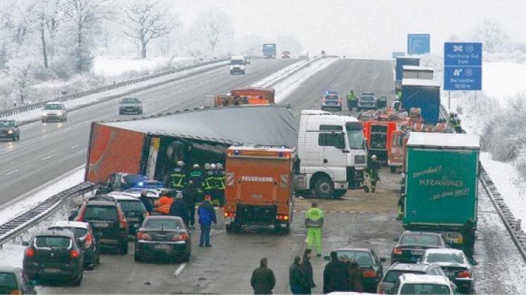 Baustellen, Schnee, Eis: Wenn  es dann auf der Autobahn in Stormarn kracht, sind  häufig   Lkw darin verwickelt.  Foto: st