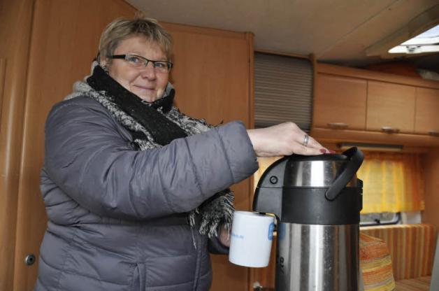 Kaffee mit Milch und Zucker oder lieber Tee: Die ehrenamtliche helferin Michaela Müller kennt die Vorlieben ihrer „Klienten“.