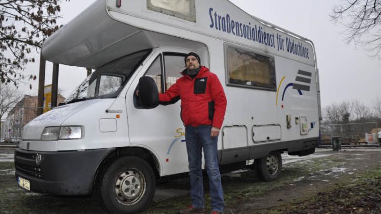 Mit dem Caravan ist Streetworker Erik Niemierski täglich unterwegs, um Obdachlose zu betreuen. Fotos: Kazi 