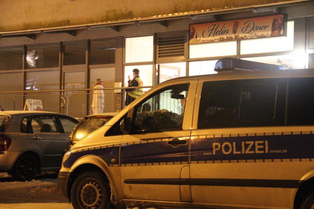 Bewaffnete Räuber überfallen Döner-Imbiss in Toitenwinkel und schießen Frau ins Gesicht - Großfahndung nach Flüchtigen dauert an