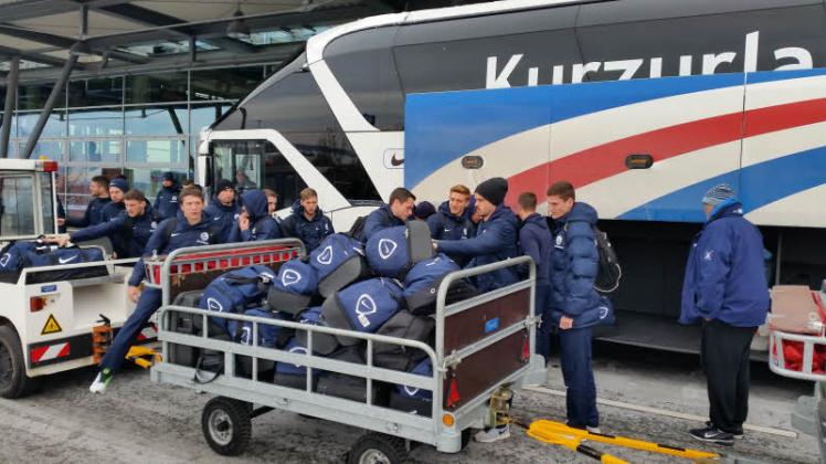 Alle mitanpacken hieß es gestern am Flughafen Rostock-Laage: Die Kicker und das Trainerteam vom FC Hansa halfen gemeinsam beim Verstauen der Trainingsutensilien.  