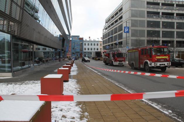 Feuerwehr sperrt Deutsche Med ab: Gefährdung durch herabstürzende Eisplatten