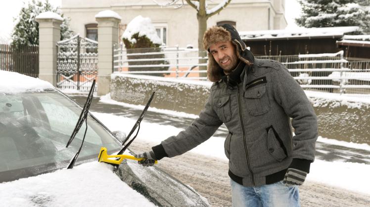 Schnee und Eis auf dem Auto: Es drohen Bußgelder für Autofahrer