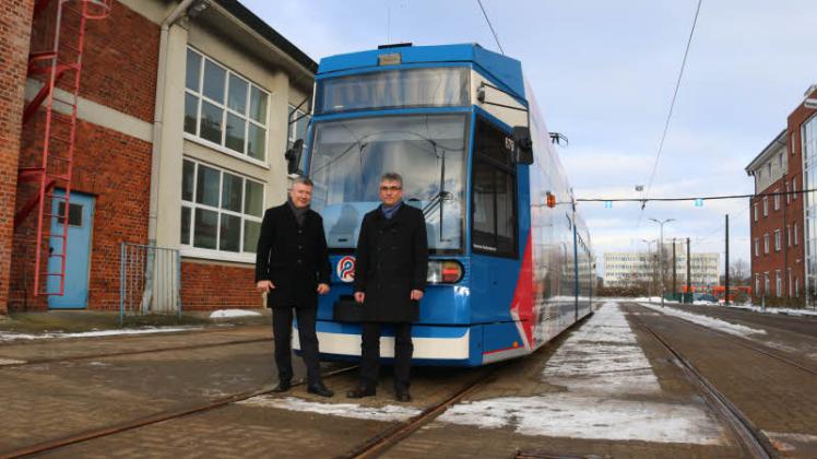 Mit dem Team der Angebotsplanung gehen Michael Schroeder und Jan Bleis den Anregungen der Kunden nach und schauen, wo Verbesserungen beim neuen Verkehrskonzept nötig sind. Mit dem Team der Angebotsplanung gehen Michael Schroeder und Jan Bleis den Anregungen der Kunden nach und schauen, wo Verbesserungen beim neuen Verkehrskonzept nötig sind.