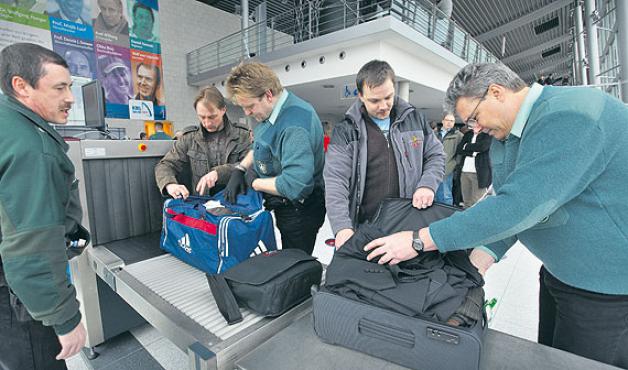 Stichprobenartig kontrollieren Zollbeamte Passagiere, die gerade mit der Fähre aus Oslo gekommen sind.  Foto:  Staudt