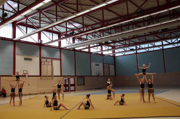 Zeigten zur Einweihung der Sporthalle einige Kostproben ihres turnerischen Könnens: einige Mitglieder der Akrobatikgruppe des SV Warnemünde. Derzeit trainiert die Gruppe für das Turnfest in der Stadthalle.
