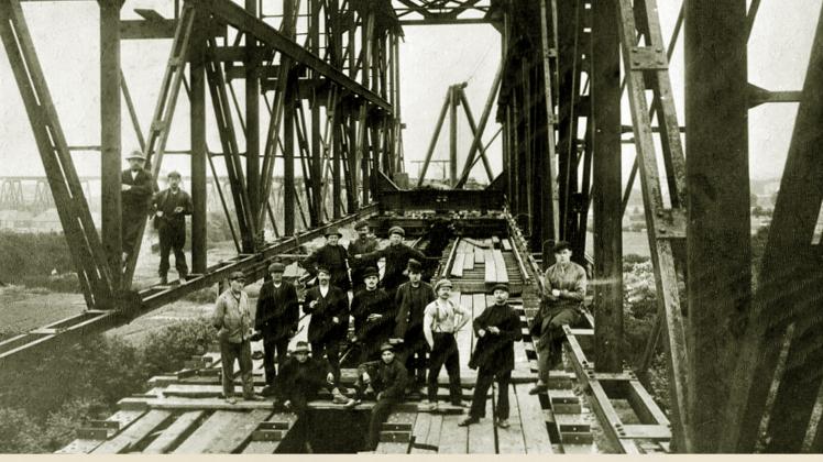 Arbeitsplatz für schwindelfreie Männer: Otto Hoffmann (links auf dem Stahlträger) gehörte zu den Arbeitern, die von 1911 bis 1913 die Hochbrücke und die  Schwebefähre bauten.