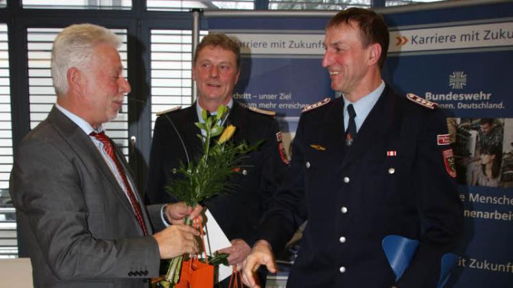 Ausgezeichnet: Bürgervorsteher Thomas Möller (v. l.) dankt Oberlöschmeister Udo Paul und Brandmeister Udo Müller für ihr Engagement bei der Freiwilligen Feuerwehr Sanitz. Fotos: mikl Ausgezeichnet: Bürgervorsteher Thomas Möller (v. l.) dankt Oberlöschmeister Udo Paul und Brandmeister Udo Müller für ihr Engagement bei der Freiwilligen Feuerwehr Sanitz. Fotos: mikl