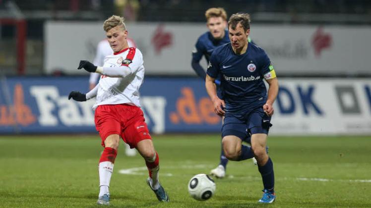 Duell zweier Torschützen: Julius Biada (links) traf beim 5:1-Sieg von Fortuna Köln gegen Rostock zur 1:0-Führung. Hansa-Kapitän Tobias Jänicke markierte das zwischenzeitliche 1:3 mit einem direkt verwandelten Freistoß.  