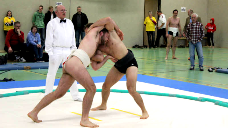 Bei den Deutschen Meisterschaften im Sumo schaffte es Adrian Wolff, hier links im Bild, auf den dritten Platz in seiner Gewichtsklasse. Nach dem Start-Signal „Hakkeyoi“ stürmen die Sumoringer aufeinander los und versuchen, sich aus dem Ring oder auf den Boden zu befördern.  
