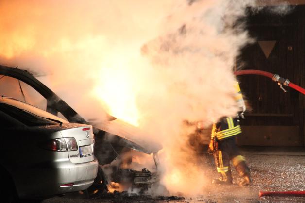 Auto lichterloh in Rostocker KTV in Flammen: Brandstiftung?