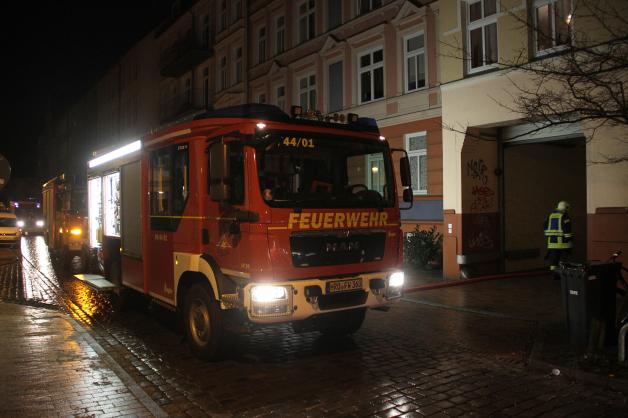 Auto lichterloh in Rostocker KTV in Flammen: Brandstiftung?