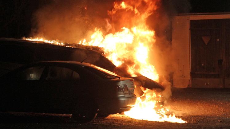 Auto lichterloh in Rostocker KTV in Flammen: Brandstiftung? Auto lichterloh in Rostocker KTV in Flammen: Brandstiftung?