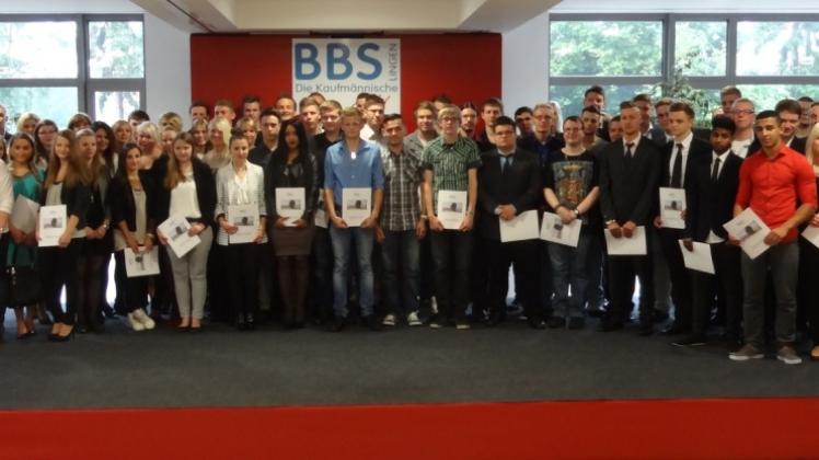 Alle bestanden: Die glücklichen Absolventen der BBS Lingen – Kaufmännische Fachrichtungen. 