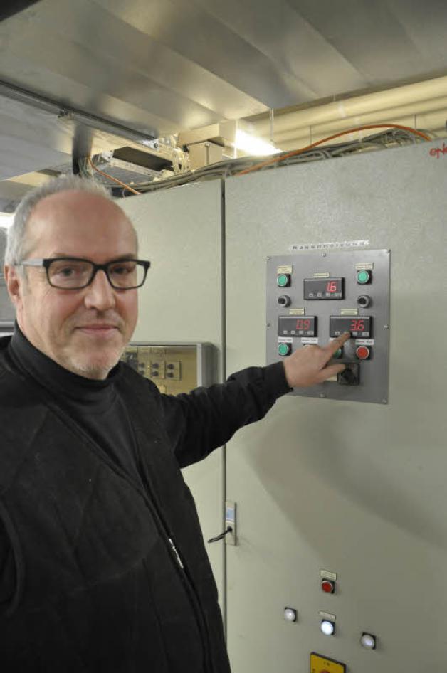 Kennt sich im Keller des Ostseestadions aus: Hans-Jürgen Meister, Leiter Technischer Dienst beim FC Hansa, kontrolliert die Temperaturanzeige für der Rasenheizung.  
