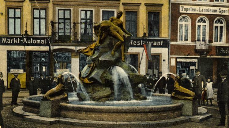 Diese 1912 verschickte Ansichtskarte zeigt den Brunnen „Rettung aus Seenot“ an seinem ursprünglichen Platz.