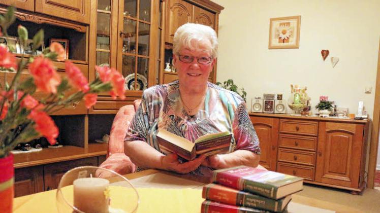 Langweilig wird es Agathe Gatz eigentlich nie. Die Rentnerin engagiert sich ehrenamtlich in ihrem Stadtteil, wo sie seit 2005 lebt. Außerdem ist die 76-Jährige eine echte Leseratte. Ihren Nachschub holt sie sich regelmäßig aus der Bibliothek des neuen Stadtteil- und Begegnungszentrums. Langweilig wird es Agathe Gatz eigentlich nie. Die Rentnerin engagiert sich ehrenamtlich in ihrem Stadtteil, wo sie seit 2005 lebt. Außerdem ist die 76-Jährige eine echte Leseratte. Ihren Nachschub holt sie sich regelmäßig aus der Bibliothek des neuen Stadtteil- und Begegnungszentrums.