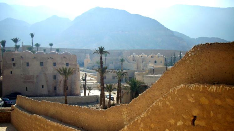 Die Klosteranlage des Sankt Antonius liegt am Fuße des 1464 Meter hohen Galala-Felsplateaus im Wadi Araba.  