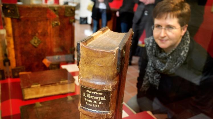 4737 seltene Bücher besitzt die Stadt. Zeitweise sind sie im Kloster zum Heiligen Kreuz zu sehen, das mit knapp 400 000 Euro geführt wird. Fotos: geos 4737 seltene Bücher besitzt die Stadt. Zeitweise sind sie im Kloster zum Heiligen Kreuz zu sehen, das mit knapp 400 000 Euro geführt wird. Fotos: geos