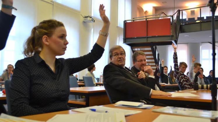 Das Parlament entscheidet: Schülerin Lea Zimdahl stimmt eine der Forderungen ab. Der Präsident des Kuratoriums Gesundheitswirtschaft, Prof. Wolfgang Schareck, und Chemiker und Vorsitzender des organisierenden Vereins Rostocks denkt 365 Grad, Prof. Udo Kragl, verfolgen das Prozedere. Das Parlament entscheidet: Schülerin Lea Zimdahl stimmt eine der Forderungen ab. Der Präsident des Kuratoriums Gesundheitswirtschaft, Prof. Wolfgang Schareck, und Chemiker und Vorsitzender des organisierenden Vereins Rostocks denkt 365 Grad, Prof. Udo Kragl, verfolgen das Prozedere.