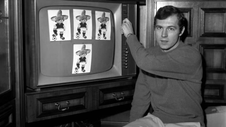Fußball und Fernsehen: Für die Quote eine Traumkombination – selbst wenn Franz Beckenbauer seinen Fernseher 1970 eigensinnig mit dem WM-Maskottchen Juanito überklebt hat. Die WM 2014 hat die Ranglisten der Quotenrekorde neu geordnet. Fußball und Fernsehen: Für die Quote eine Traumkombination – selbst wenn Franz Beckenbauer seinen Fernseher 1970 eigensinnig mit dem WM-Maskottchen Juanito überklebt hat. Die WM 2014 hat die Ranglisten der Quotenrekorde neu geordnet.