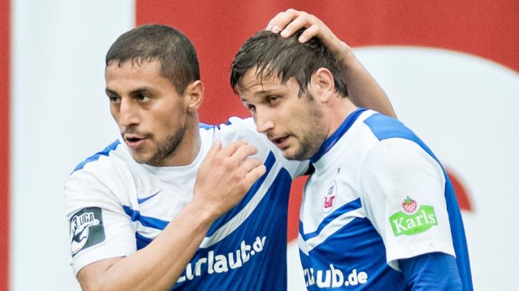 Erst miteinander gestürmt – heute gegeneinander: Hansa-Angreifer Marcel Ziemer (rechts) tritt heute im Ostseestadion gegen seinen ehemaligen Kollegen Halil Savran an.  