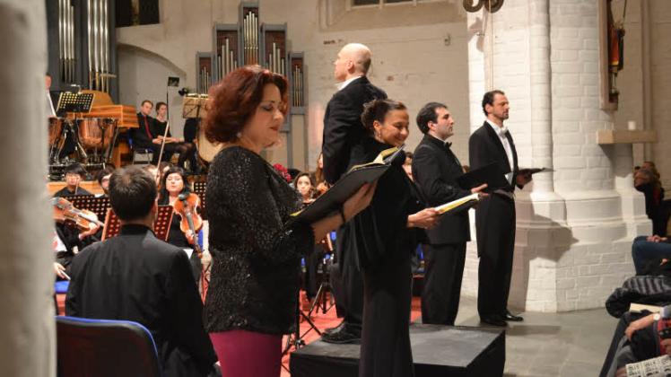 Musik verbindet – trotz Sprachbarrieren: das Expat Philharmonic Orchestra mit den Solisten Luisa Islam-Ali-Zade, Barbara Krieger, Karo Khachatryan und Tobias Schabel (v. l.) Fotos: nicp Musik verbindet – trotz Sprachbarrieren: das Expat Philharmonic Orchestra mit den Solisten Luisa Islam-Ali-Zade, Barbara Krieger, Karo Khachatryan und Tobias Schabel (v. l.) Fotos: nicp