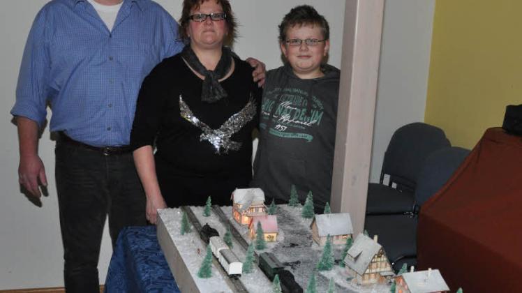 Matthias und Manuela Wilstermann mit Sohn Michel (11) an einem Modellbahnmodul, das als Winterlandschaft angelegt ist. 