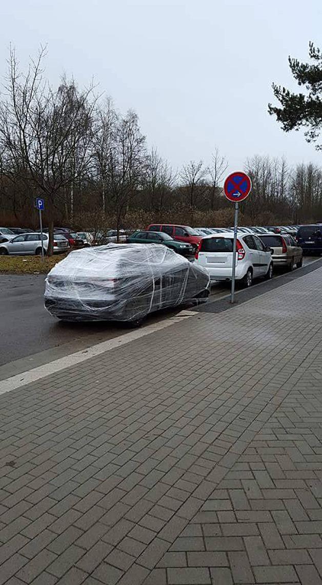 Böser Streich in Rostock: Auto in Folie eingewickelt