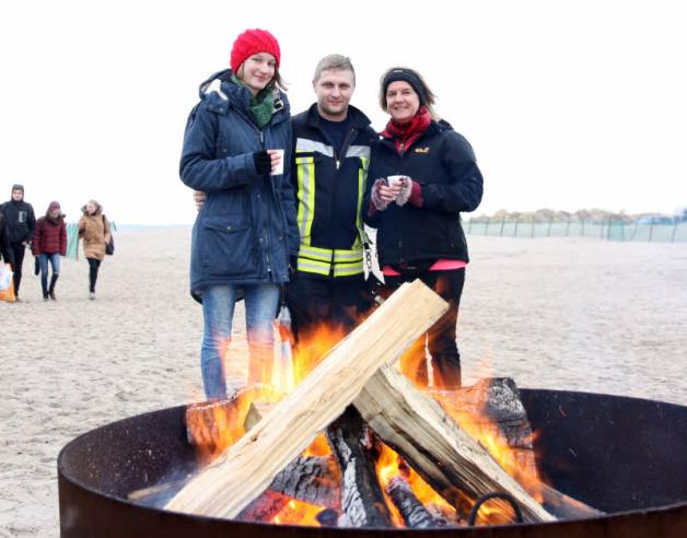 Aufgewärmt:  Timm Pielenz von der freiwilligen Feuerwehr bietet Julia (l.) und Gabriele Kraft leckeren Glühwein an.  Fotos: Michaela Kleinsorge 