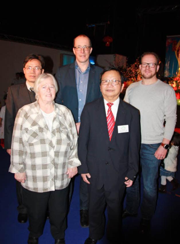 Der Vereinsvorsitzende Nguyen Duy Long (vorn) begrüßte Nguyen Duc Thoa (l.) aus Berlin, Ingrid Köpke, Peter Stein und Senator Steffen Bockhahn (r.).