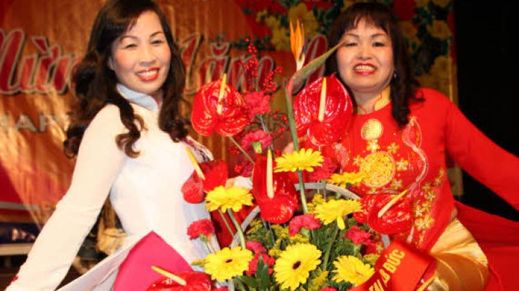 Die Tänzerinnen Kim (l.) und Duoc zeigen sich zum Têt-Fest in ihren schönsten Kleidern.   Fotos: Michaela Kleinsorge 
