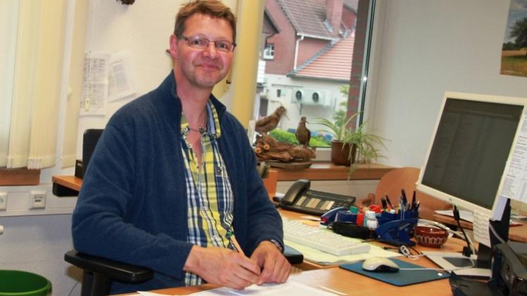 Diplom-Forstingenieur Markus Revermann in seinem Büro im Forstamt Ankum. 