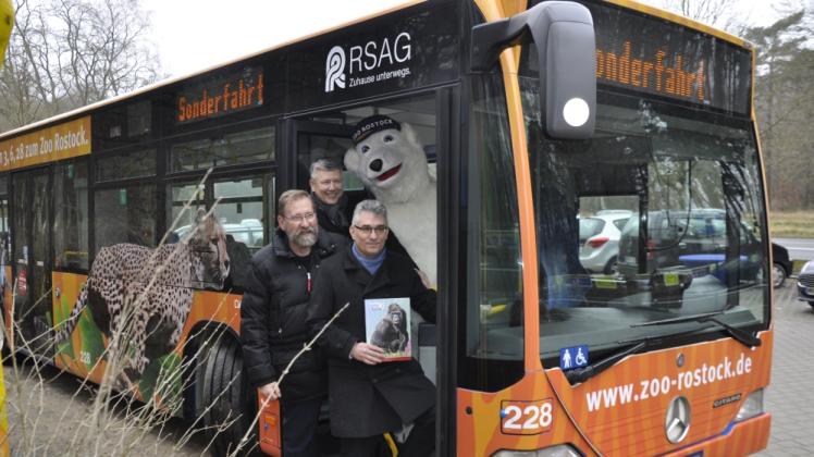 Gemeinsam für den Zoo unterwegs: Neben Maskottchen Otto Eisbär freut sich auch Zoo-Direktor Udo Nagel, dass die RSAG-Vorstände Michael Schroeder und Jan Bleis (v. l.) einen Bus als Werbefläche zur Verfügung gestellt haben.  