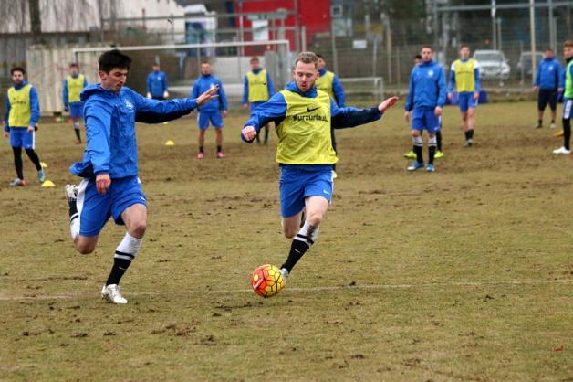 Gleich in einer Spielsituation bewies sich gestern im Training der zweite Neue, Melvin Platje (r.), neben Marco Kofler. Gleich in einer Spielsituation bewies sich gestern im Training der zweite Neue, Melvin Platje (r.), neben Marco Kofler.