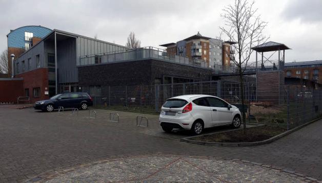 Tatort: In diesem Kindergarten in Kiel-Gaarden soll sich der verdächtige Vater, der hier jeden Morgen seine eigenen Kinder in Obhut gab, an einer Fünfjährigen vergangen haben. Tatort: In diesem Kindergarten in Kiel-Gaarden soll sich der verdächtige Vater, der hier jeden Morgen seine eigenen Kinder in Obhut gab, an einer Fünfjährigen vergangen haben.