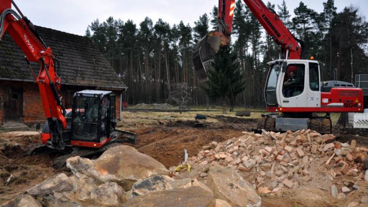 Mit schwerer Technik wurde das Haus abgerissen, der Boden glattgeschoben. Fotos: Pätzold (2) 