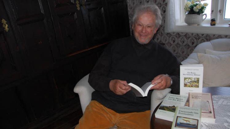 Manfred Eisner freut sich nach „Leise Musik aus der Ferne“, „Crescendo bis Fortissimo“ und „Cantata Bolivia“ über seinen ersten Kriminalroman „Im Bann der bitteren Blätter“. 